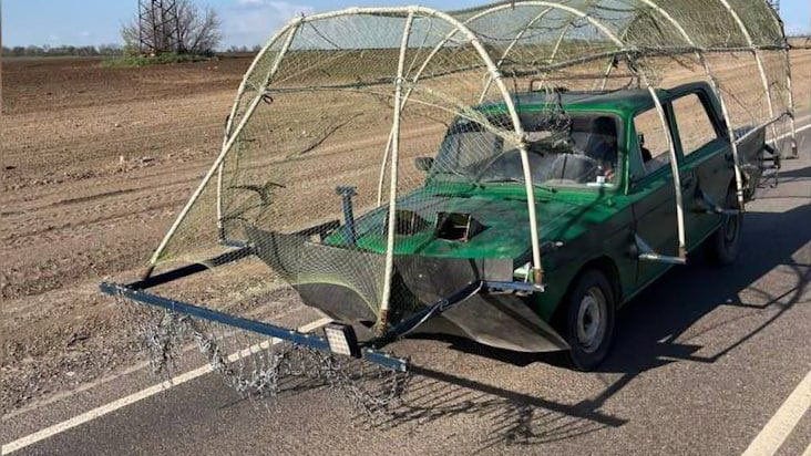 Auto mit Netzkonstruktion: Mit solchen Gefährten stürmen die Russen gerade auf die ukrainischen Stellungen zu.