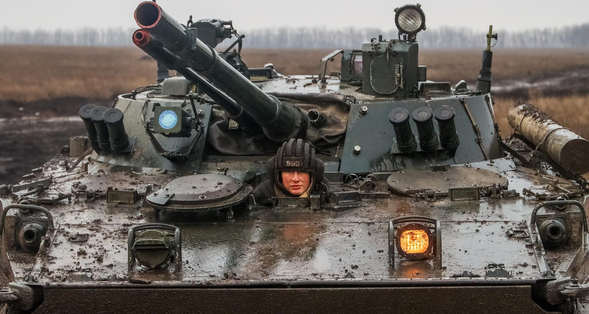 Ein russischer Panzer mit einem Soldaten, der herausschaut.
