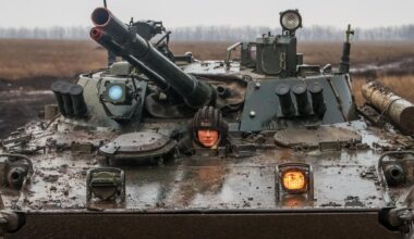 Ein russischer Panzer mit einem Soldaten, der herausschaut.