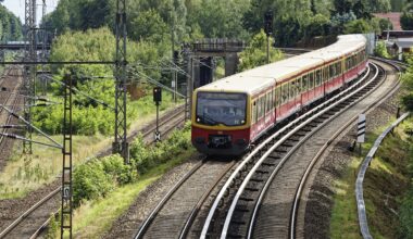 Ein Zug der S-Bahn Berlin fährt durch den Norden der Stadt.