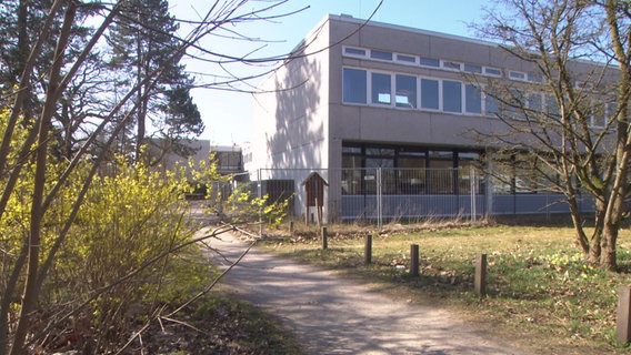 Vor einem Schulgebäude stehen Absperrzäune. © NDR Foto: NDR Screenshot