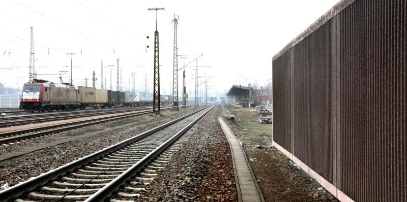 ICE kracht bei Willstätt über Betonplatten