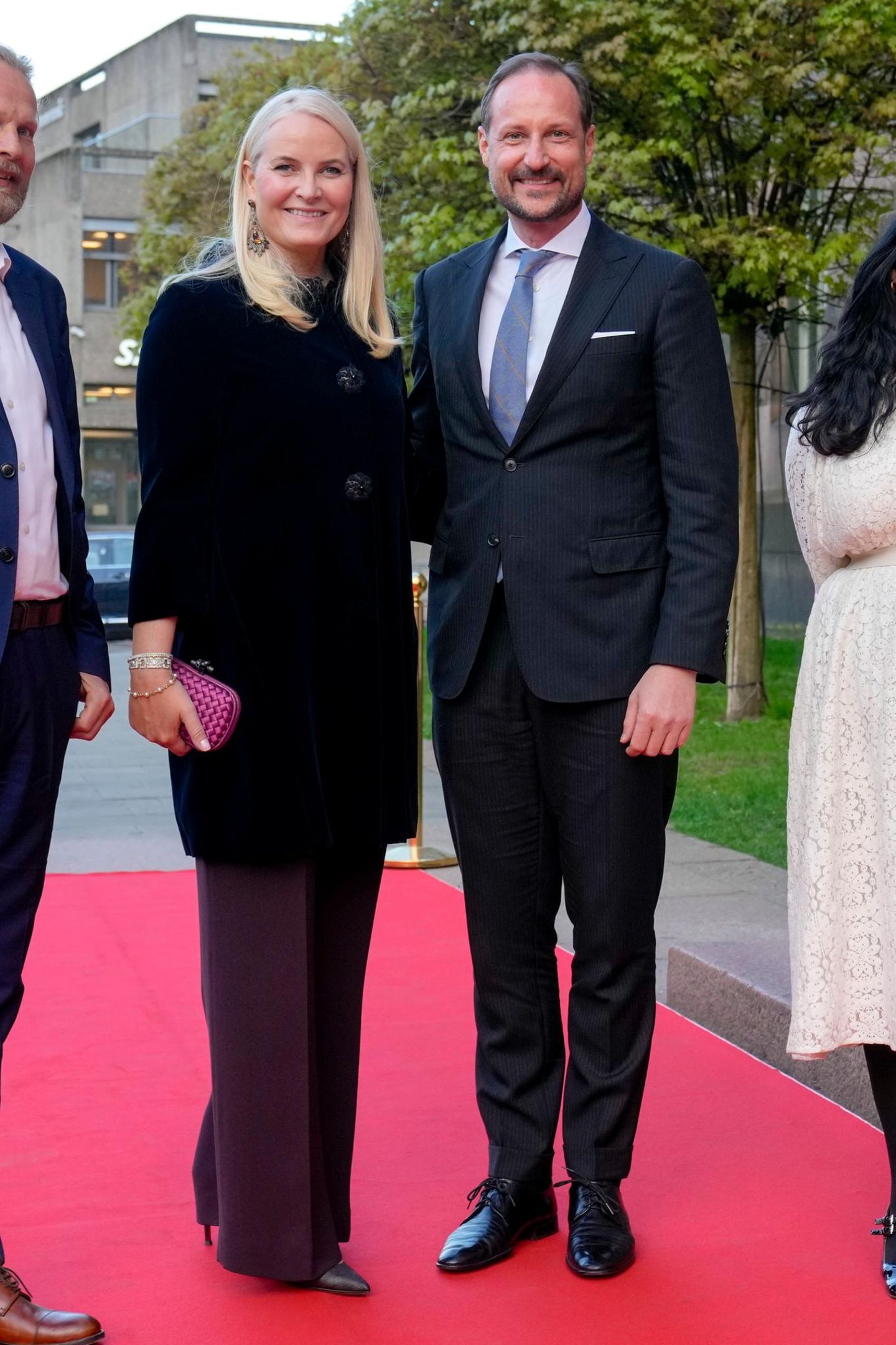 Bei einem Abendessen anlässlich der Verleihung des Fosse-Preises in der Nationalbibliothek in Oslo erscheinen Prinzessin Mette-Marit und Prinz Haakon als stylische Einheit. Doch nicht ihre Looks sind es, die für Aufsehen sorgen – es ist vielmehr Mette-Marits Diamant-Armband, das sie sich von einem Familienmitglied ausgeliehen zu haben scheint ...