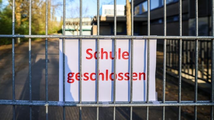 "Schule geschlossen" steht am Tor der "Sekundarschule Am Biegerpark" in Duisburg-Huckingen: Wegen einer Bedrohungslage bleiben alle Gesamt- und Sekundarschulen zu.