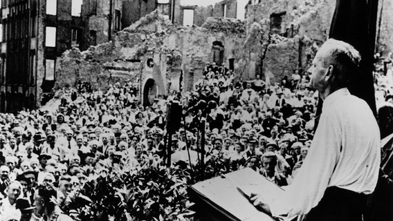 Der SPD-Vorsitzende Kurt Schumacher hält während einer Kundgebung der SPD im Mai 1946 in Frankfurt/Main eine Rede. © picture-alliance / akg-images Foto: akg-images