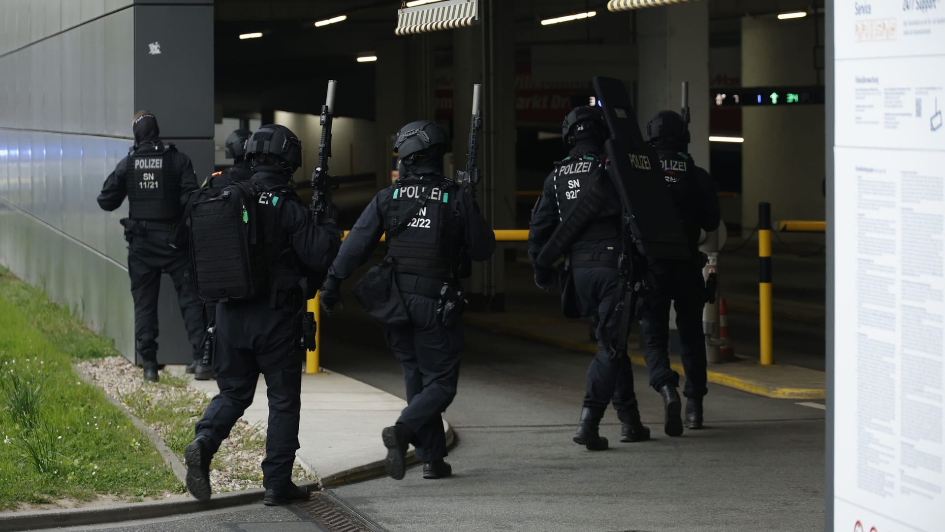 Schwer bewaffnete Polizisten: Sie durchsuchten das Einkaufszentrum an der Prager Straße.