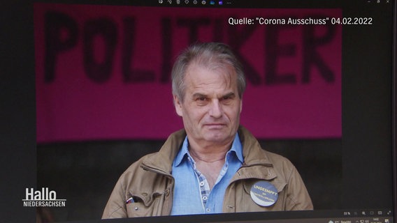 Fuellmich auf einer Bühne. © Screenshot 