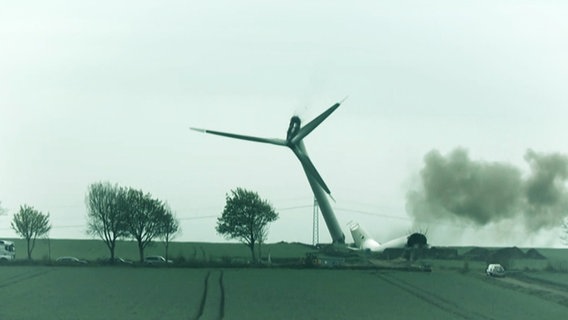 Ein Windrad kippt nach Brand auf die Seite. © Screenshot 