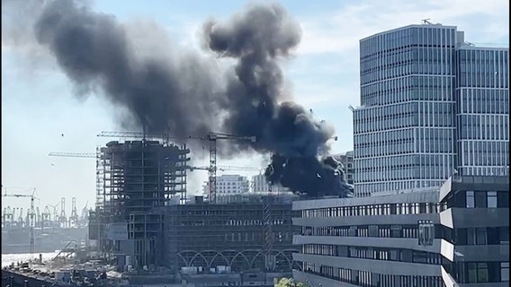 Rauchschwaden von einem Dachbrand im Westfield-Einkaufszentrum in der Hamburger Hafencity © Screenshot 