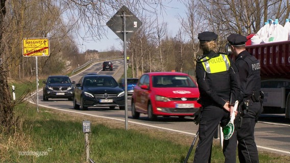 Polizeibeamte führen eine Geschwindigkeitskontrolle durch. © Screenshot 