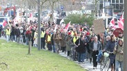 Ein ver.di-Warnstreik zieht durch die Hamburger Innenstadt. © Screenshot 