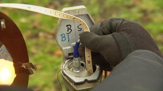 Eine Messung zur Ermittlung des Grundwasserspiegels in Hamburg. © NDR 