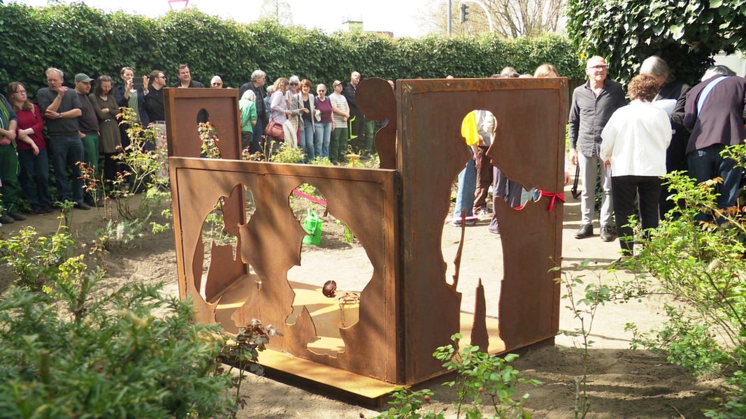 Bullenhuser Damm in Hamburg: Einweihung von Mahnmal im Rosengarten | NDR.de - Nachrichten