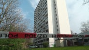 Das Gelände um ein Hochhaus in Hamburg-Wilstorf ist von der Polizei abgesperrt worden. © Screenshot 