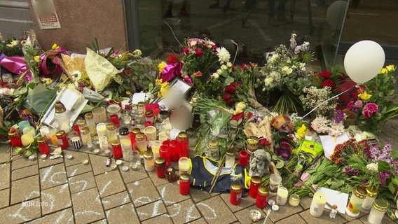 Kerzen und Blumen gedenken an das Opfer der tödlichen Polizeischüsse in Oldenburg. © Screenshot 