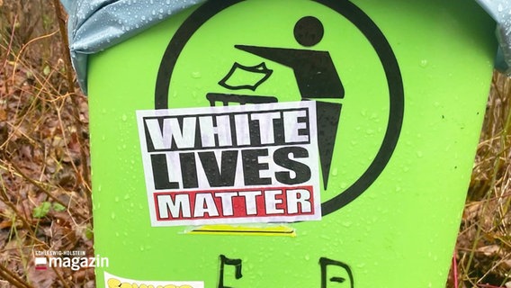 Mülltonne mit einem Aufkleber "White lives matters". © Screenshot 