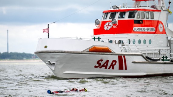 Die Seenotretter absolvieren eine Rettungsübung mit dem Seenotrettungskreuzer Bernhard Gruben. © picture alliance/dpa Foto: Sina Schuldt