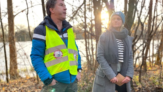 Thomas und Swantje demonstrieren legal gegen den Ausbau des Südschnellweges. © NDR/Nora Stoewer 
