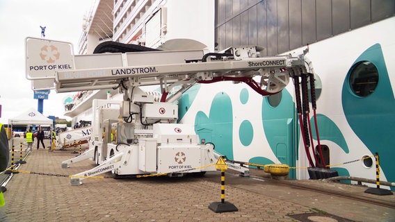 Ein Schiff ist an eine Landstromanlage im Kieler Hafen angeschlossen. © NDR Foto: NDR