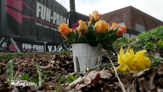 Eine Kerze und ein paar Blumen erinnern an einen in einer Großraumdisco verstorbenen 21-Jährigen © NDR Foto: NDR Screenshot