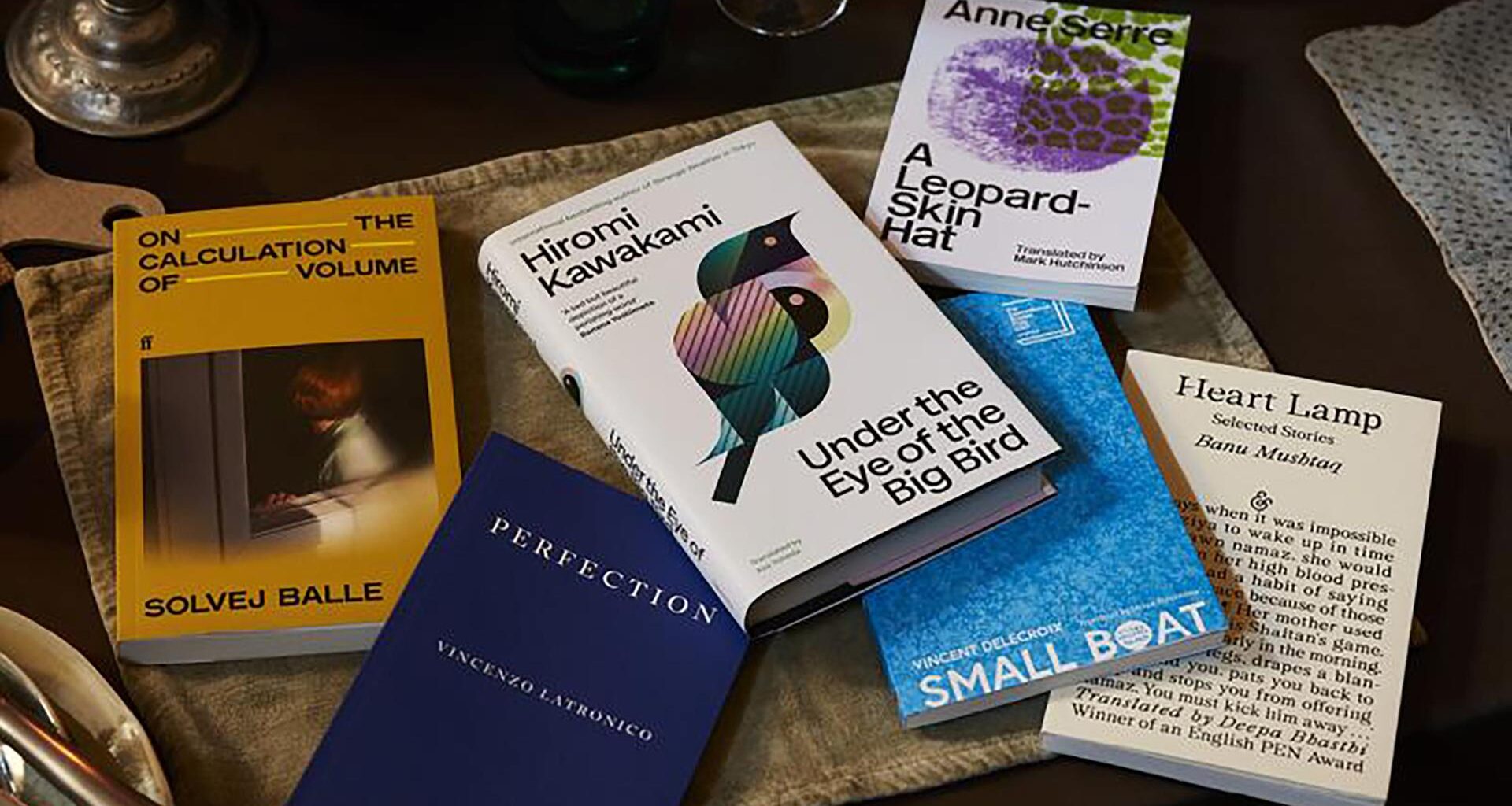 Die 6 Bücher der Shortlist vom Booker Prize 2025 liegen auf einem Tisch.