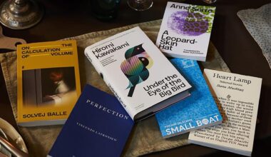 Die 6 Bücher der Shortlist vom Booker Prize 2025 liegen auf einem Tisch.