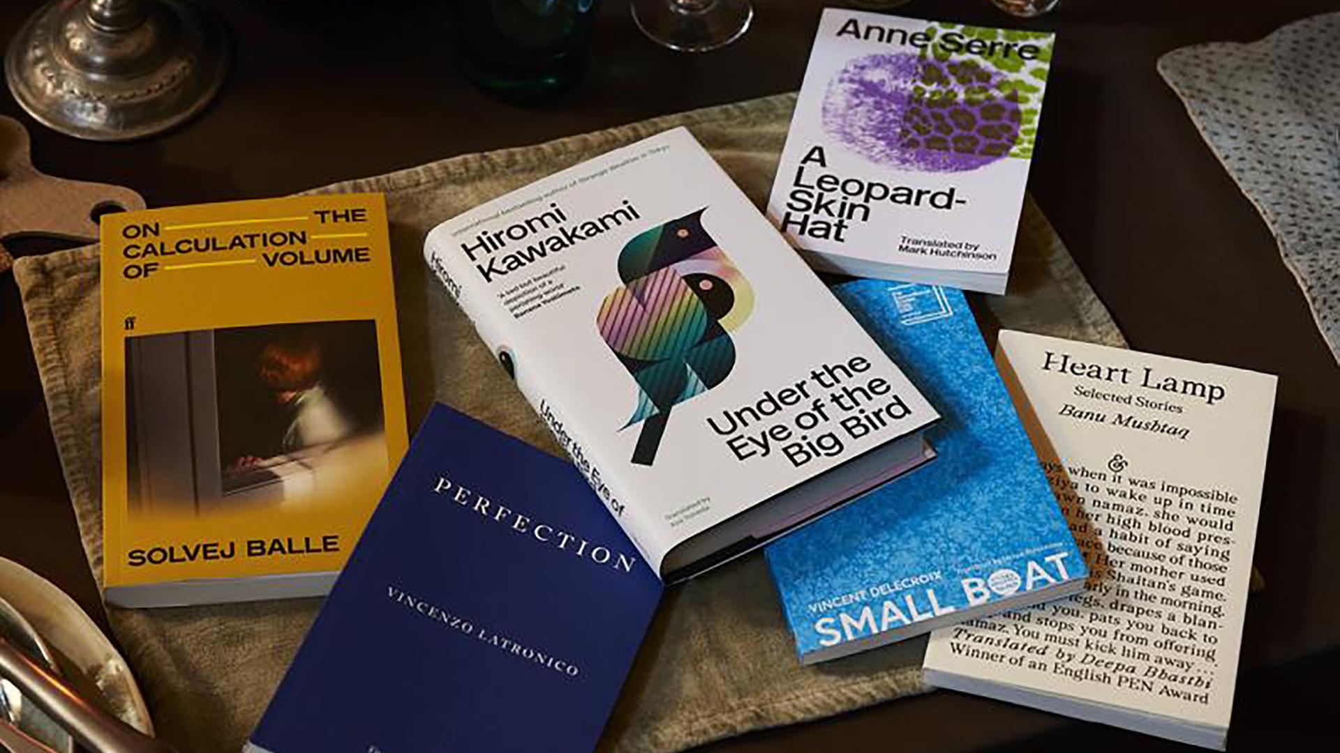 Die 6 Bücher der Shortlist vom Booker Prize 2025 liegen auf einem Tisch.