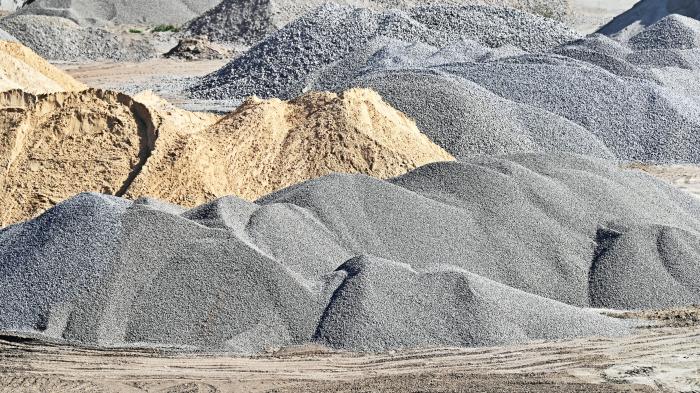 Haufen Kies und Sand auf Lager für Baustelle