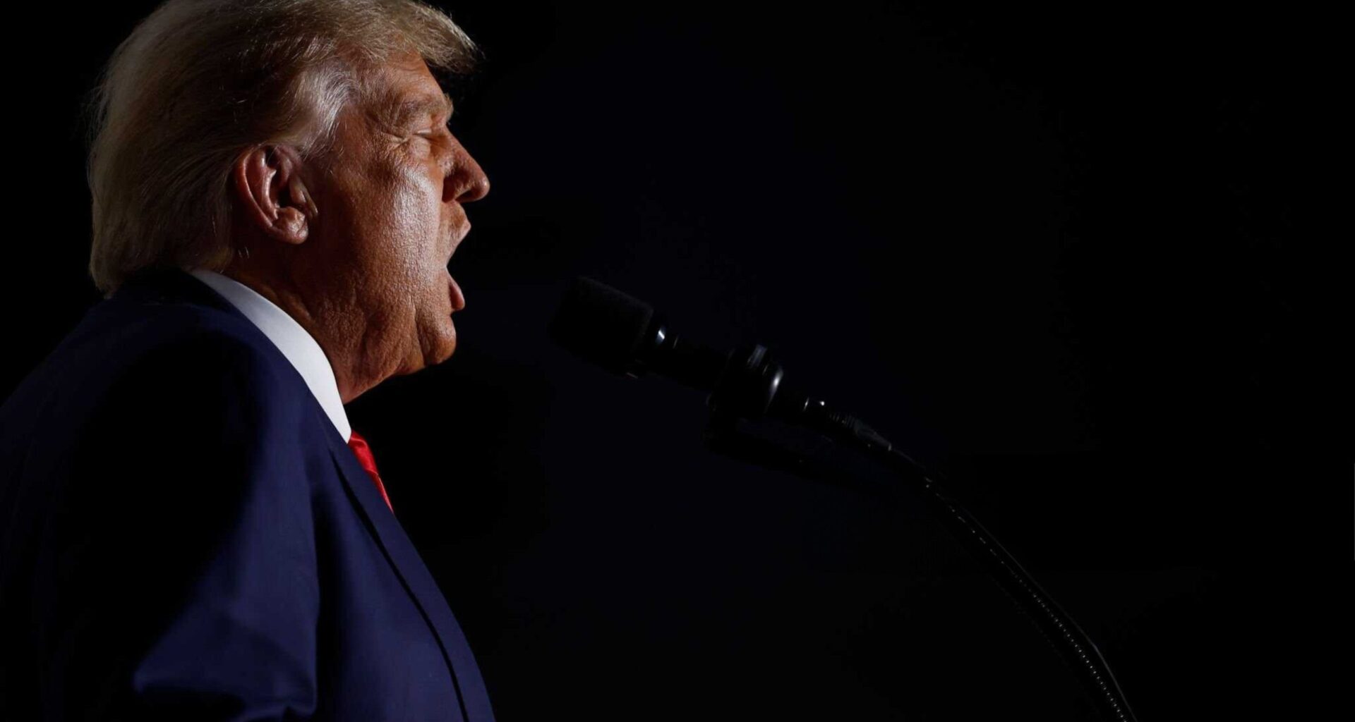 Donald Trump spricht am Rednerpult