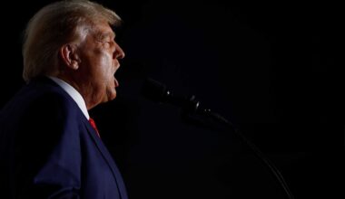 Donald Trump spricht am Rednerpult