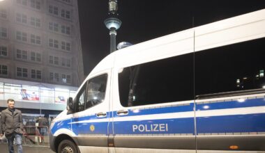 18-Jähriger bedroht in Berlin Passanten mit Elektroschocker und spuckt Polizistin an