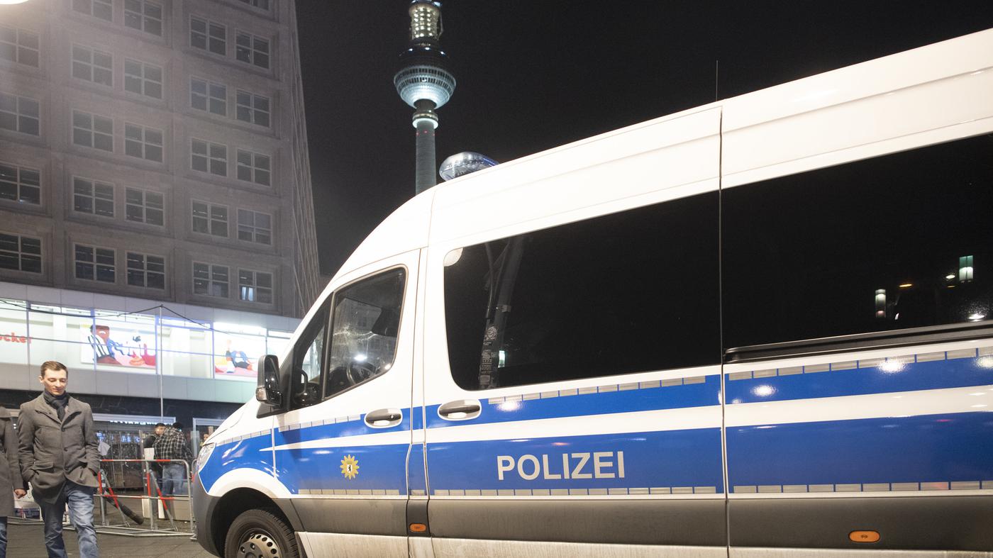 18-Jähriger bedroht in Berlin Passanten mit Elektroschocker und spuckt Polizistin an