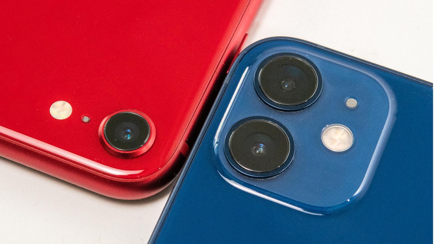 Die Rückseiten zweier iPhones