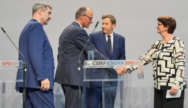 CDU-Chef Friedrich Merz (2.v.l), SPD-Co-Bundesvorsitzende Saskia Esken (r), CSU-Vorsitzender Markus Söder (links) und SPD-Fraktionsvorsitzender Lars Klingbeil stehen nach einer Pressekonferenz im Paul-Löbe-Haus
