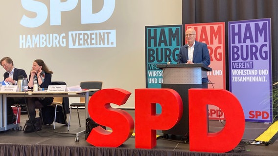 Bürgermeister Peter Tschentscher auf der Bühne © NDR Foto: Reinhard Postelt