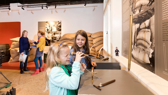 Kinder begutachten im Speicherstadtmuseum Hamburg Probenstecher und andere Arbeitsgeräte der Quartiersleute © SHMH Foto: Sinje Hasheider