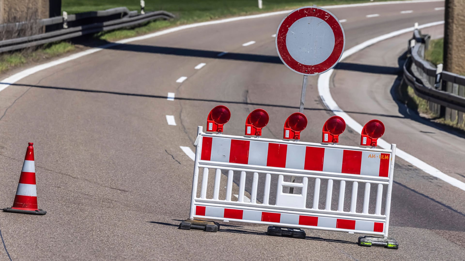 Sperrung auf einer Autobahn (Symbolbild): Bauarbeiten führen in Hamburg-Hausbruch zu längeren Einschränkungen.