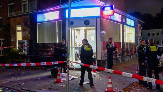 Einsatzkräfte der Polizei stehen vor einer Sportsbar in Hamburg. © TVNewsKontor 