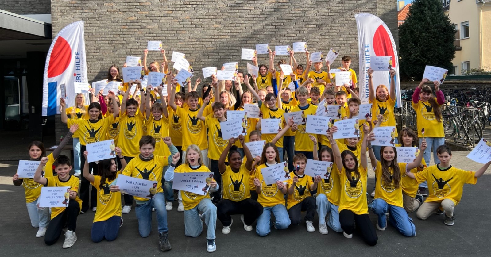 Schülerinnen und Schüler des Brühler St. Ursula-Gymnasiums nehmen am Deutsche Post Marathon teil