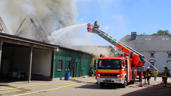 Einsatzkräfte der Feuerwehr bekämpfen ein Feuer in Assel. © Polizeiinspektion Stade 