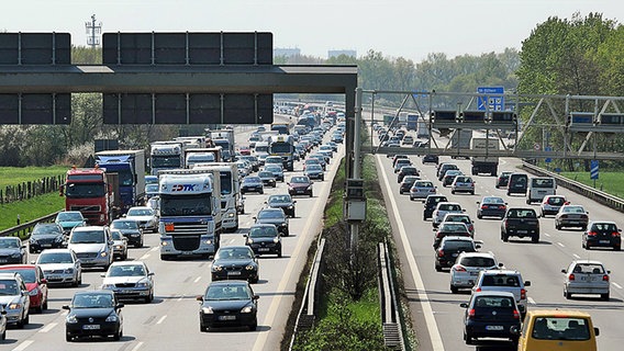 Stau auf der Autobahn © dpa picture alliance Foto: Christian Charisius