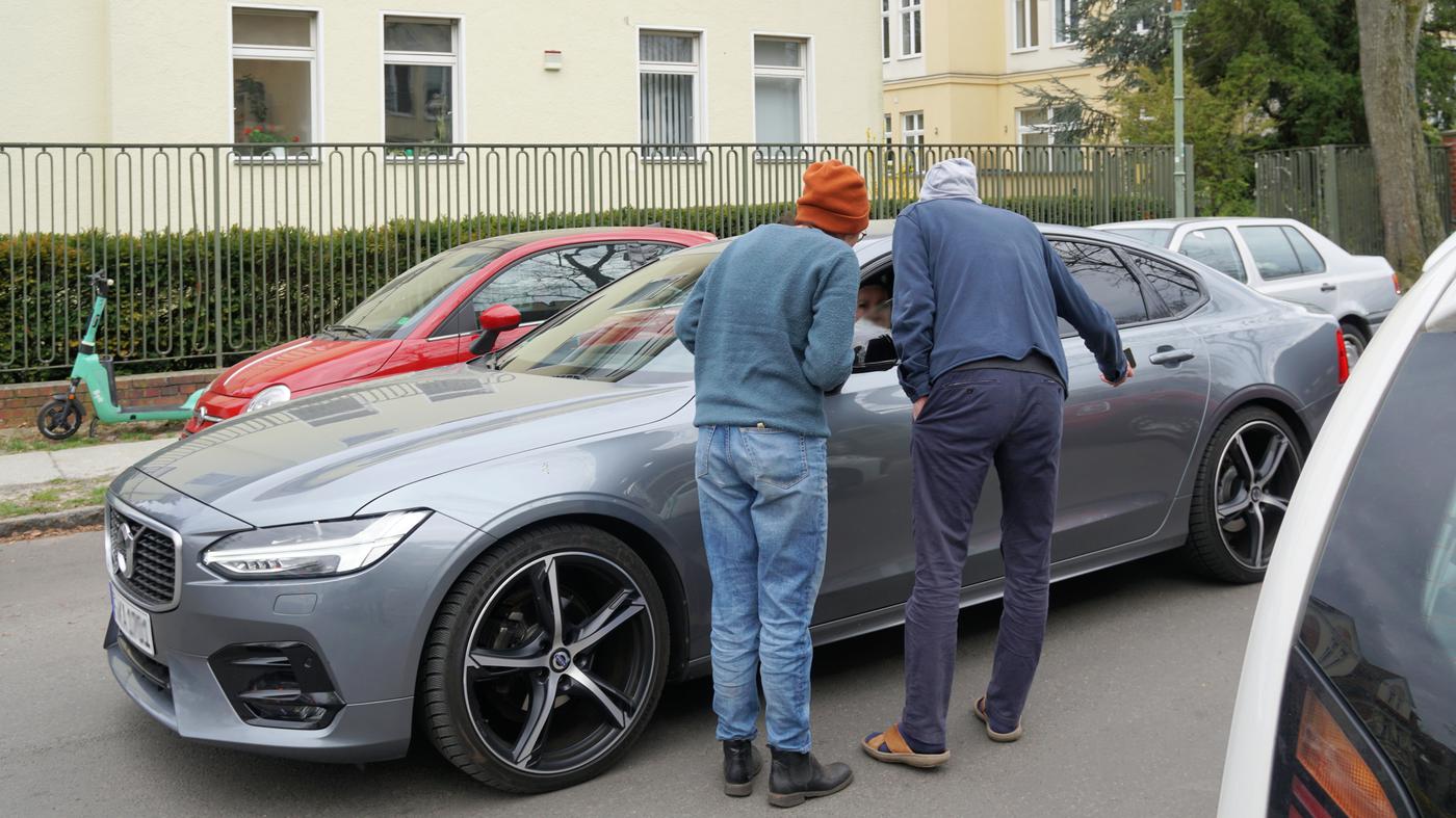 In Berlin-Westend stellen Anwohner jetzt Autofahrer zur Rede