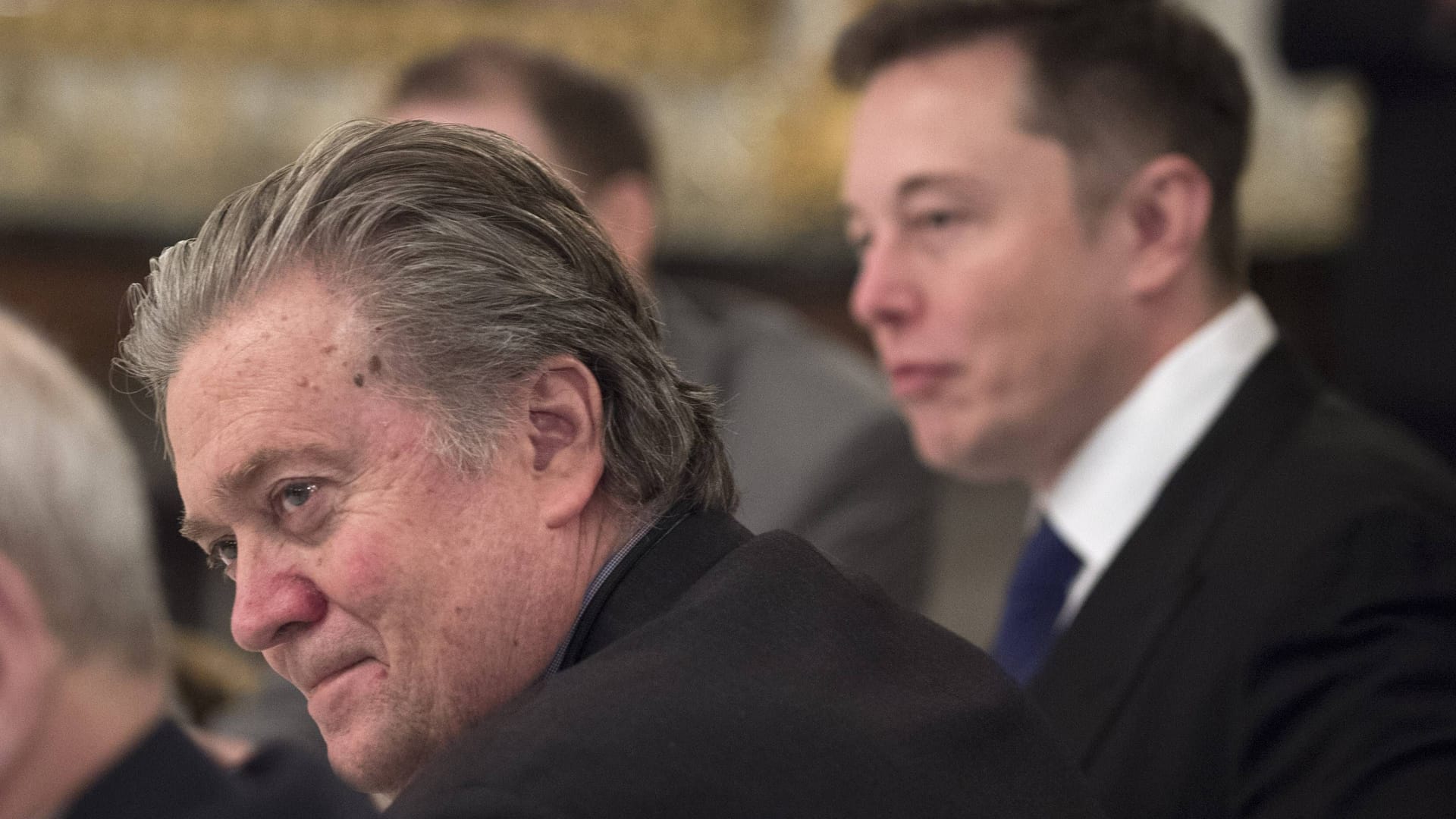 Steve Bannon (l) mit Elon Musk (Archivbild): Der ehemalige Trump-Vertraute stellt die Verfassung infrage.