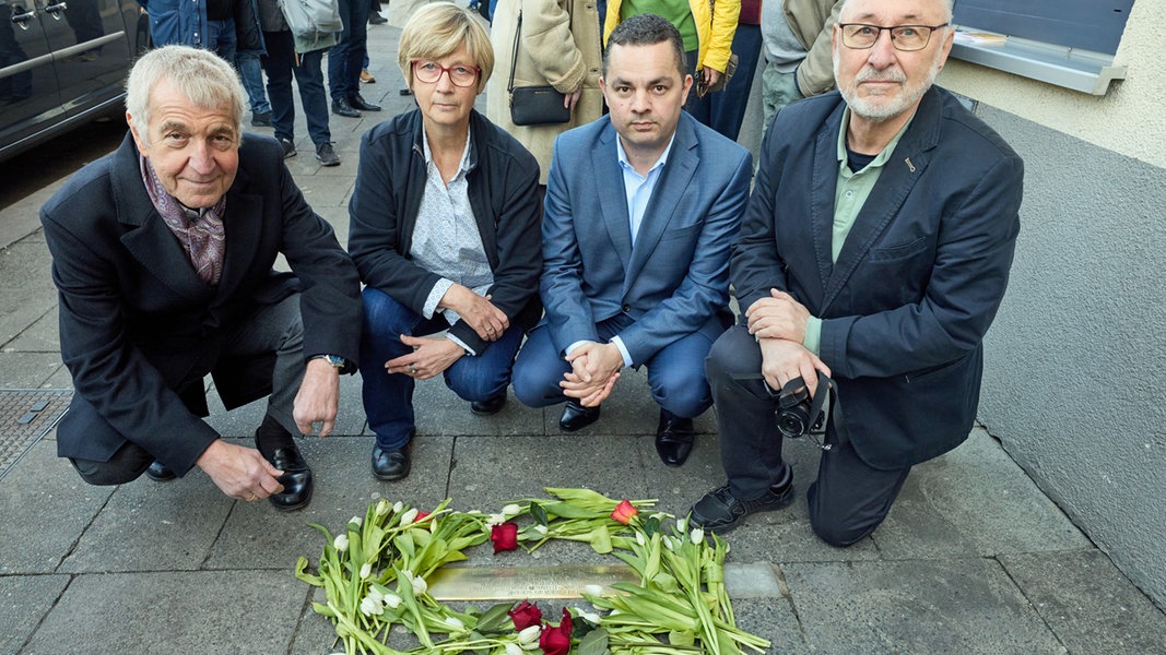 Stolperschwelle erinnert an Opfer von Hamburger KZ-Außenlager | NDR.de - Nachrichten
