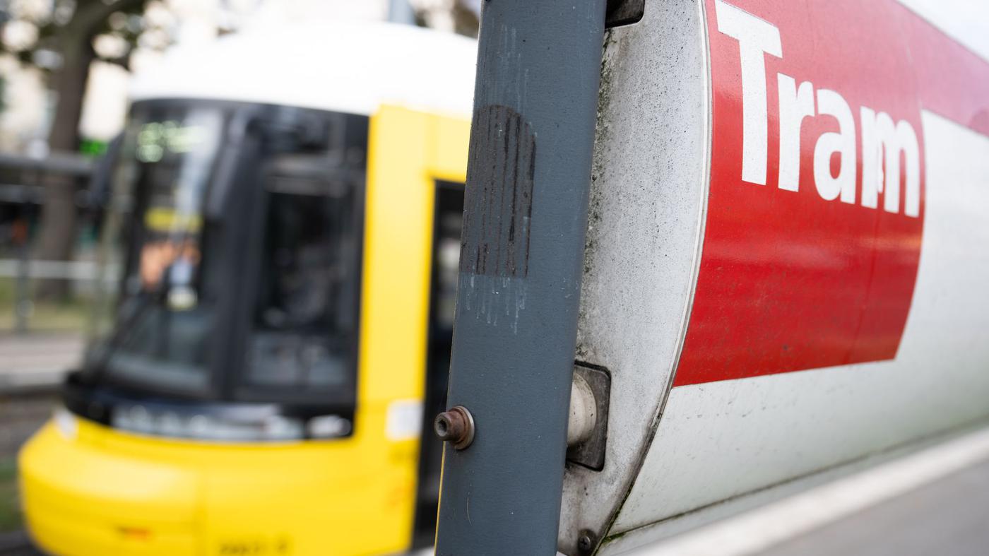 Straßenbahn fährt Fußgänger an – lebensgefährlich verletzt