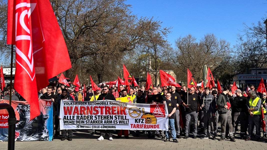 Warnstreik im Kfz-Handwerk: 1.200 Beschäftigte protestieren in Hannover | NDR.de - Nachrichten