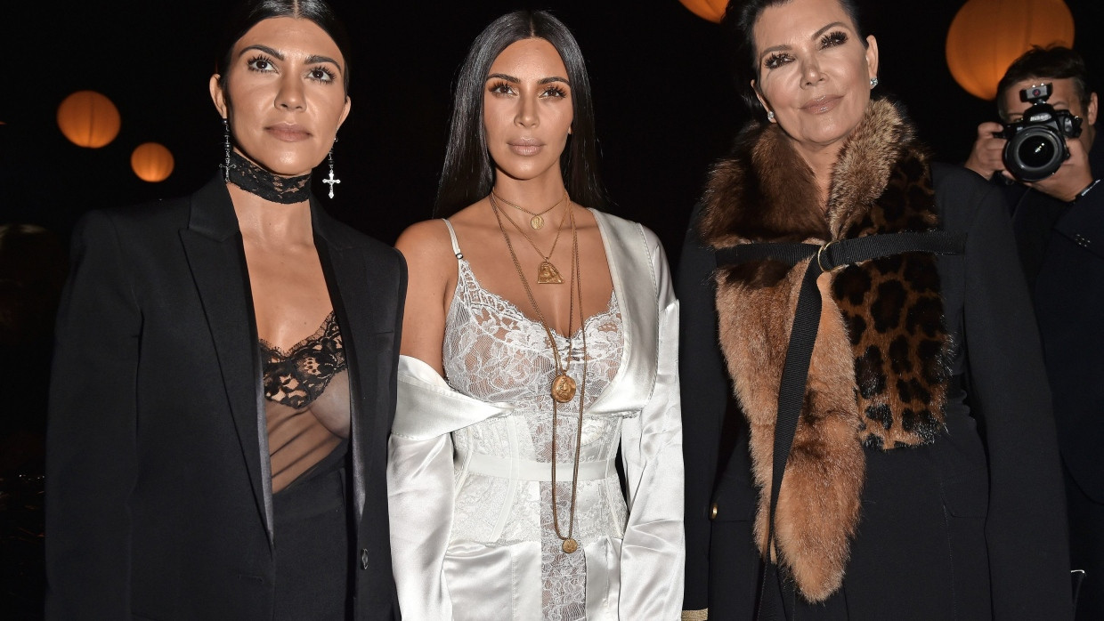 Stunden vor dem Überfall: Am Abend besuchte Kim Kardashian (Mitte) die Givenchy-Schau, zusammen mit ihrer Schwester Kourtney und Mutter Kris Jenner.