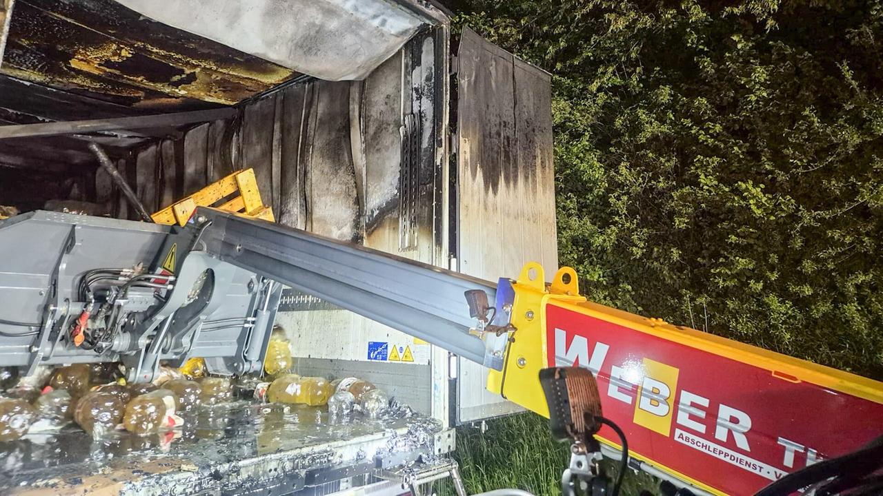 Baden-Württemberg: Lkw-Brand auf A8 bei Karlsruhe sorgt für stundenlange Sperrung und Stau