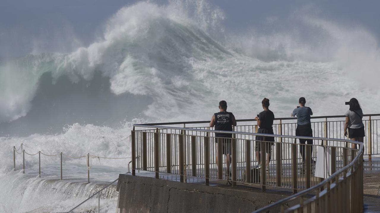 Sydney: Häuser und Strände von hohen Wellen überschwemmt