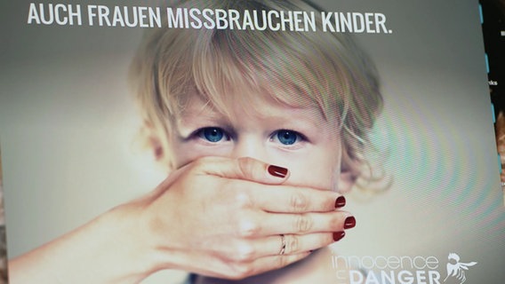 Ein Kampagnenbild auf einem Rechner von Innocence in Danger: "Auch Frauen missbrauchen Kinder". © NDR 